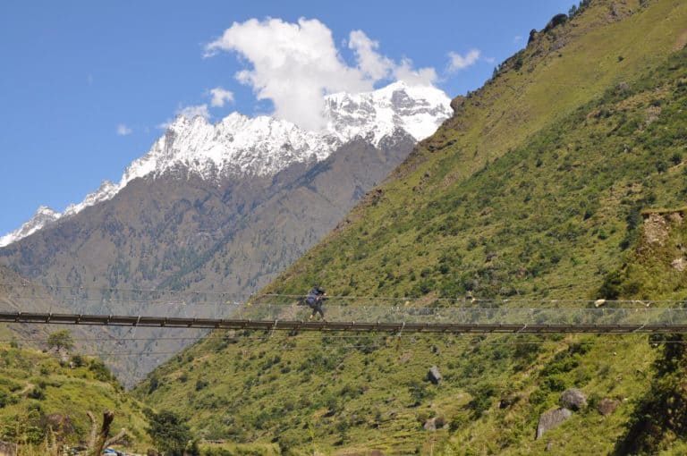 Himalaya Trekking Überquerung einer Hängebrücke
