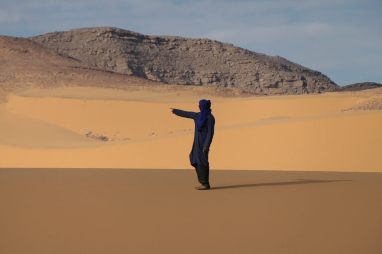 Tadrart Adgelati Tuareg zeigt Weg