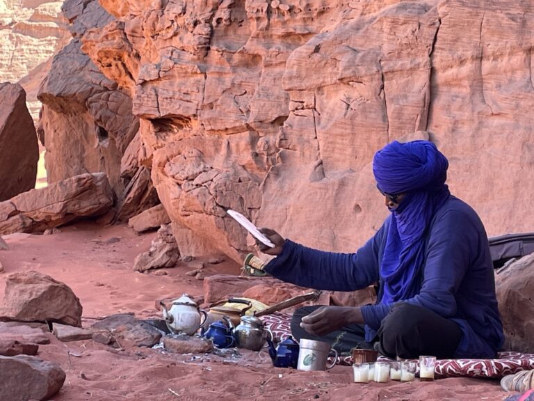 Tuareg beim Teekochen