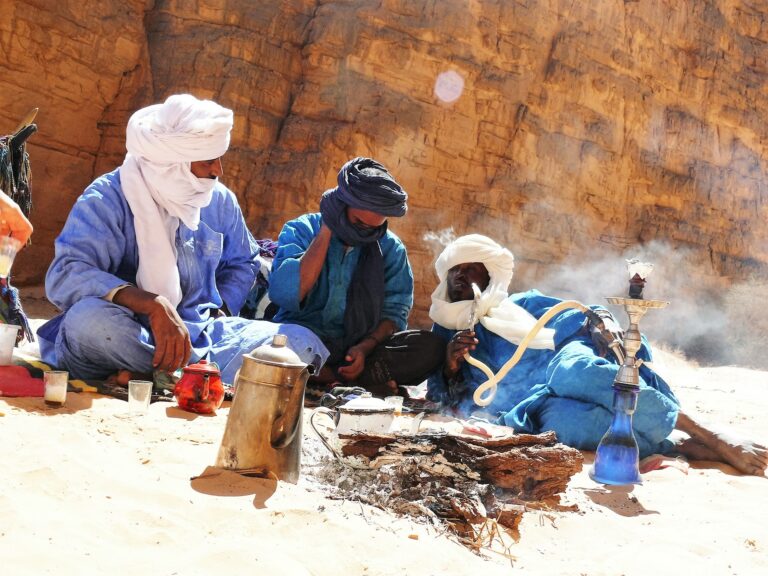 Tuareg Gruppe mit Tee und Wasserpfeife