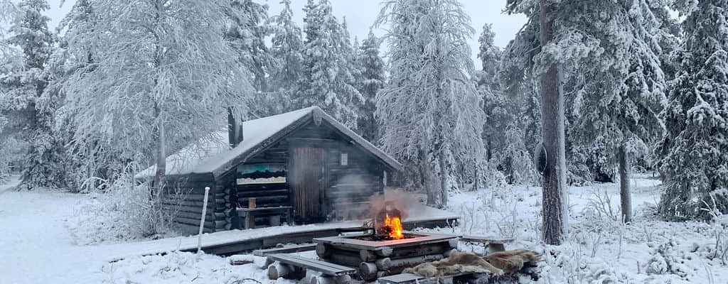 Nördlicher Polarkreis Hütte im Schnee