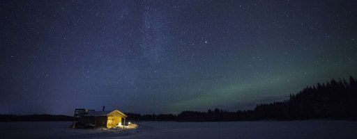 Nordlichter Aurora Camp Sauna auf gefrorenen See